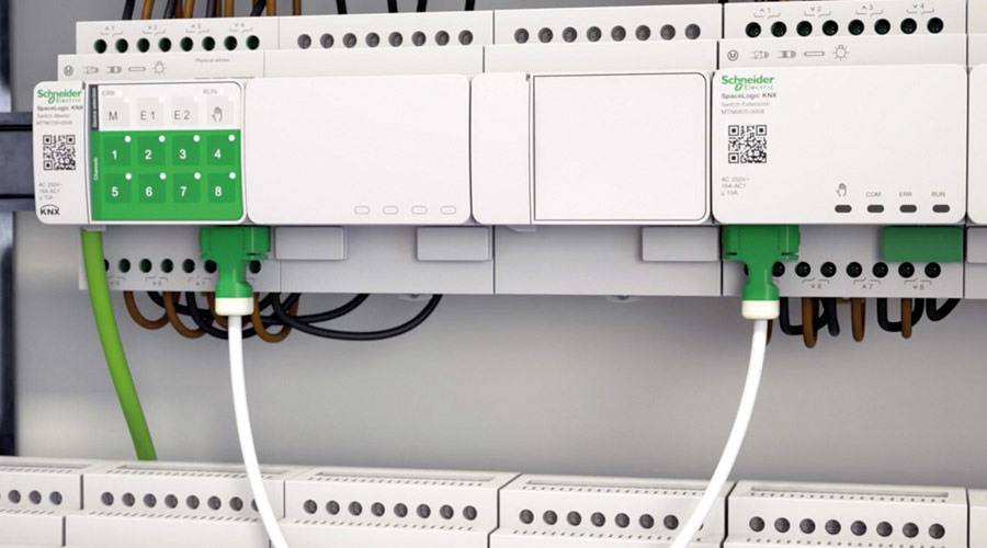 SE_SpaceLogic_KNX_Werkzeuglose_Installation_IC-900×500